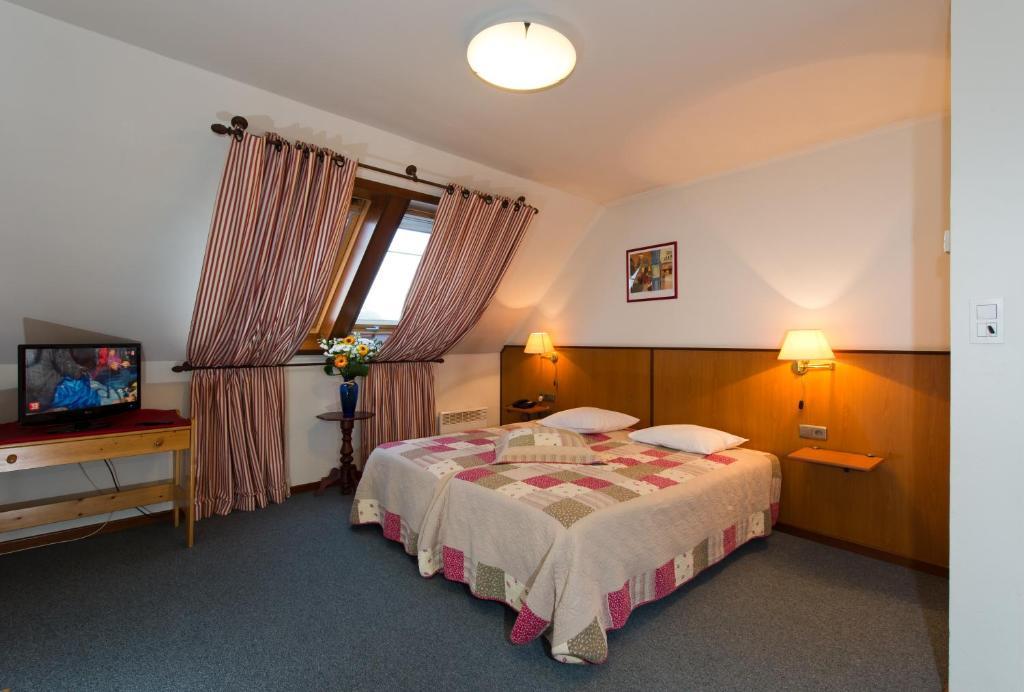 Auberge Le XIX Eme Thulin Стая снимка